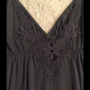 ‼️ SALE ‼️ V-neck dress w/ beautiful back details