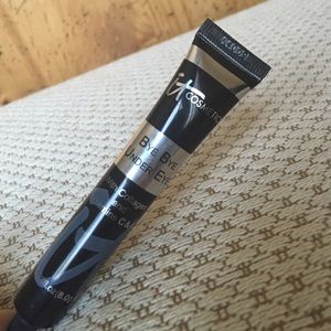 It cosmetics bye bye under eye in light