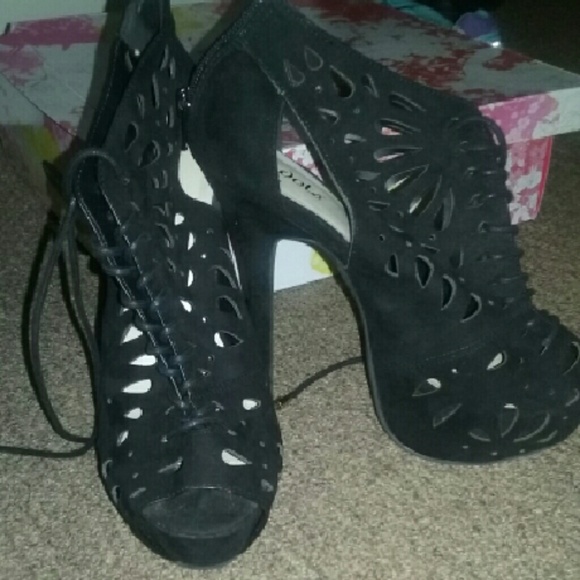 Dots lace up black high heels