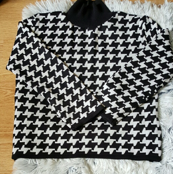 Cropped Turtle Neck - Picture 2 of 2