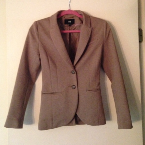 Fitted brown blazer