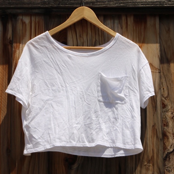 White cropped tee shirt