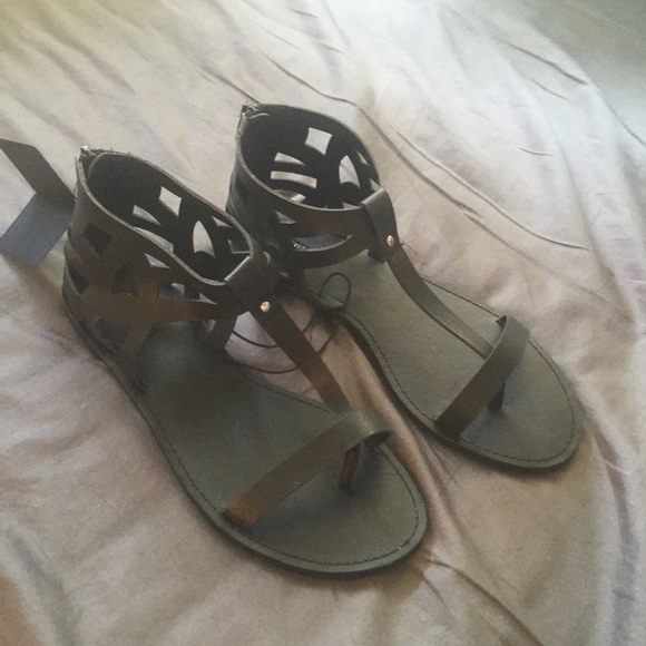 Cutout sandals - Picture 1 of 3