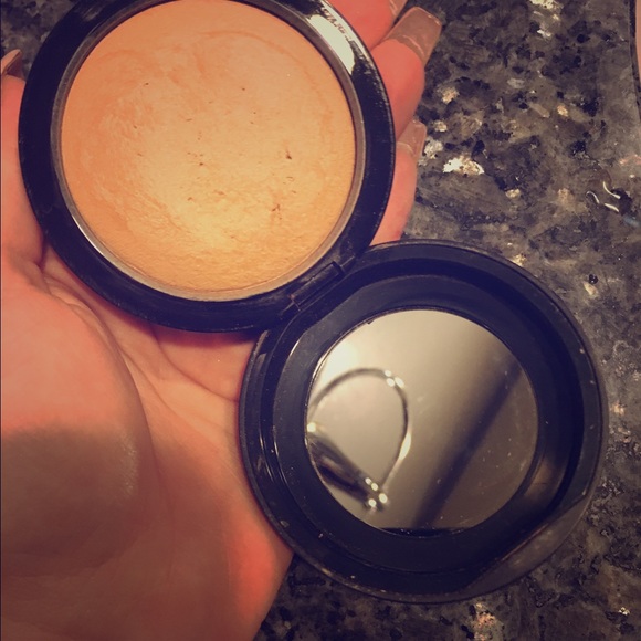M.A.C Powder - Picture 1 of 3