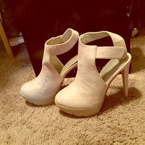 EUC Isabella Rue "Nori" heels!