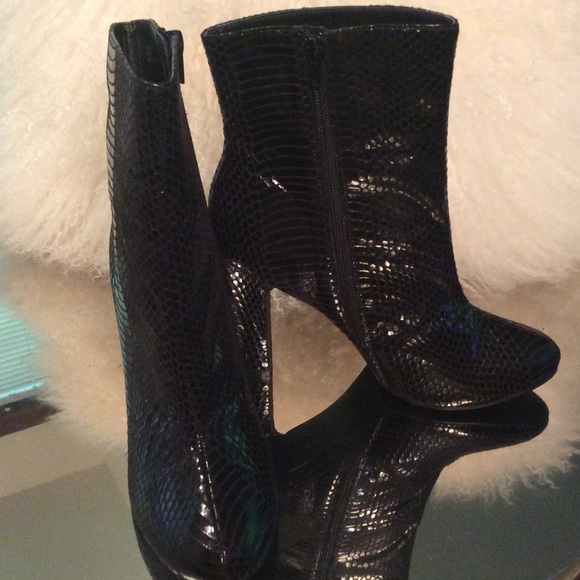 Very Volatile snake print booties (NEW)