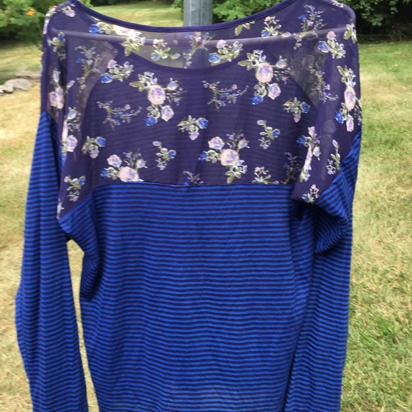 Hi lo adorable top. - Picture 2 of 4