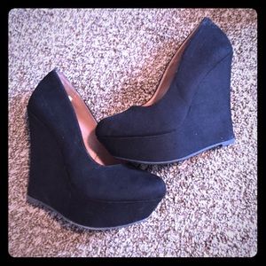 Black wedges