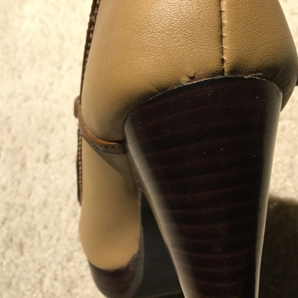 Two-tone heels. - Picture 2 of 2