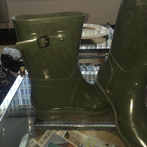 One week sale!! Michael Kors green logo rain boot