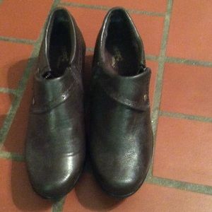 Super cute brown Easy Street Darcy shooties