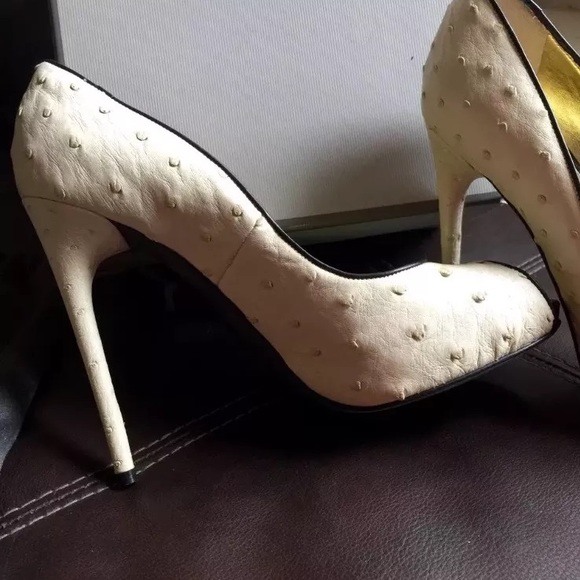 Authentic Tom Ford Ostrich skin ivory pumps