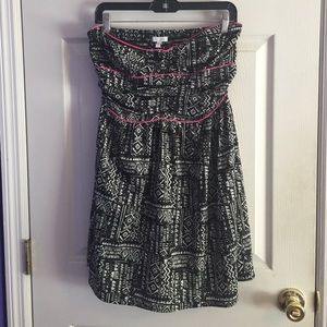 Black and pink strapless dress