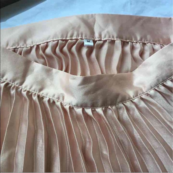 Pleated maxi skirt - Picture 3 of 4