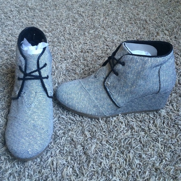 Toms desert wedge black gold  metallic NEVER WORN!