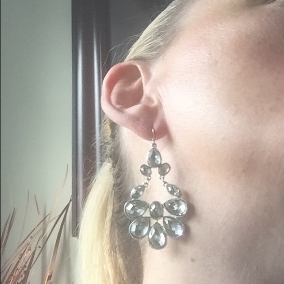 Clear acrylic faceted chandelier earrings - Picture 3 of 3