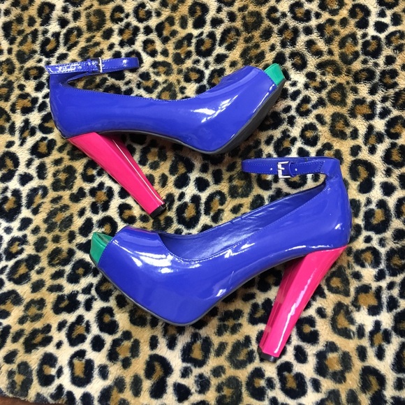 Blue platform with color block - Picture 1 of 4