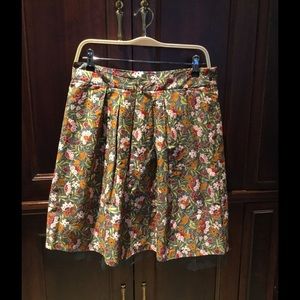 Floral skirt with tulle hem.