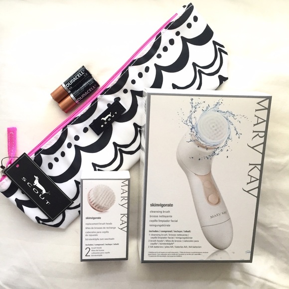FLASH DEAL. Mary Kay Skinvigorate cleaning brush