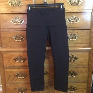 Lululemon size 6 Wunder Under high rise crops
