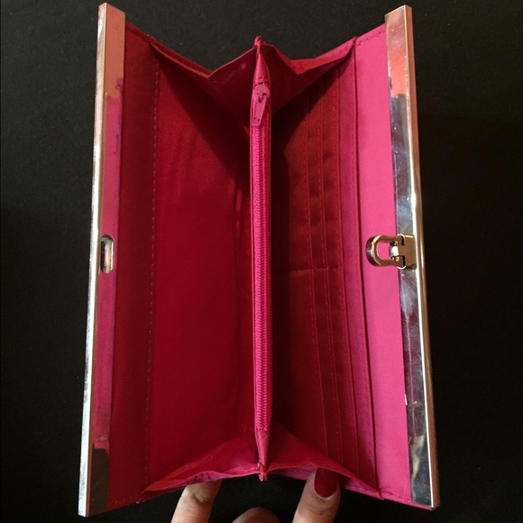 🌸Floral Wallet🌸 - Picture 2 of 2