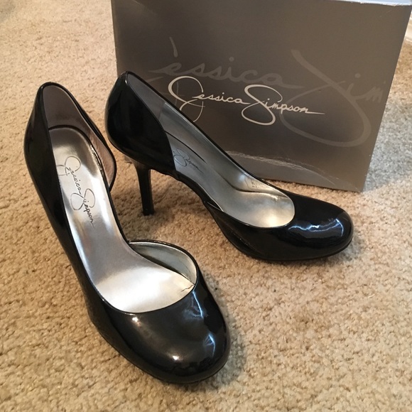 Round toe black patent pumps