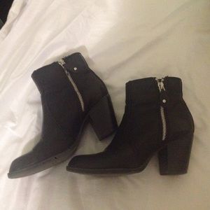 vera wang black ankle boots