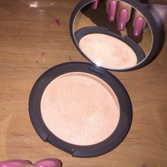 Becca highlighter in champagne pop✨