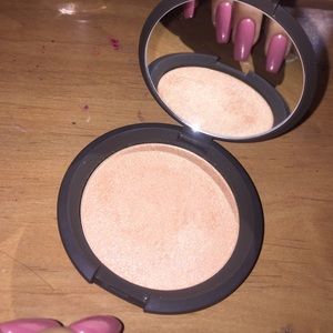 Becca highlighter in champagne pop✨