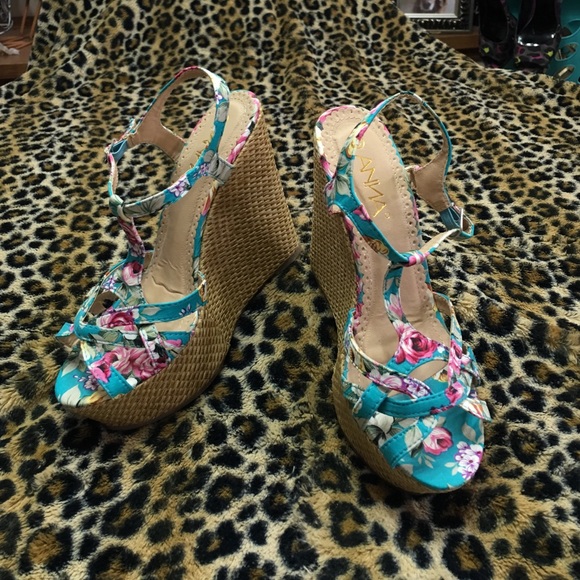 Fun T-Strap floral wedges - Picture 1 of 4