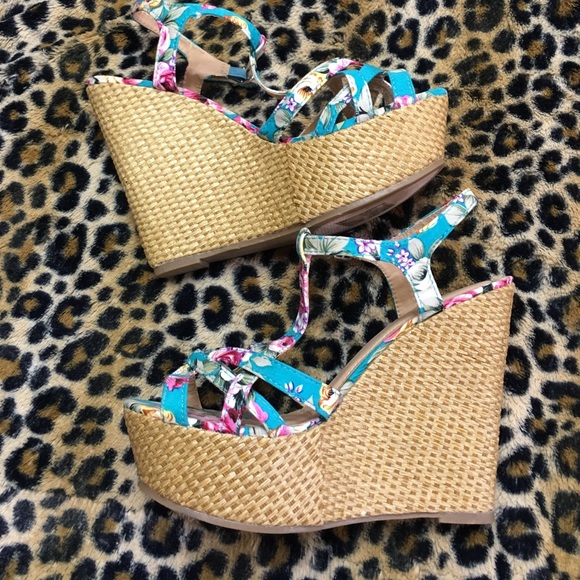 Fun T-Strap floral wedges - Picture 2 of 4