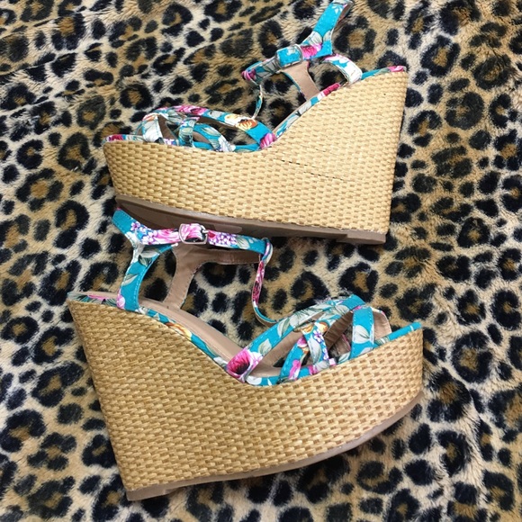 Fun T-Strap floral wedges - Picture 3 of 4