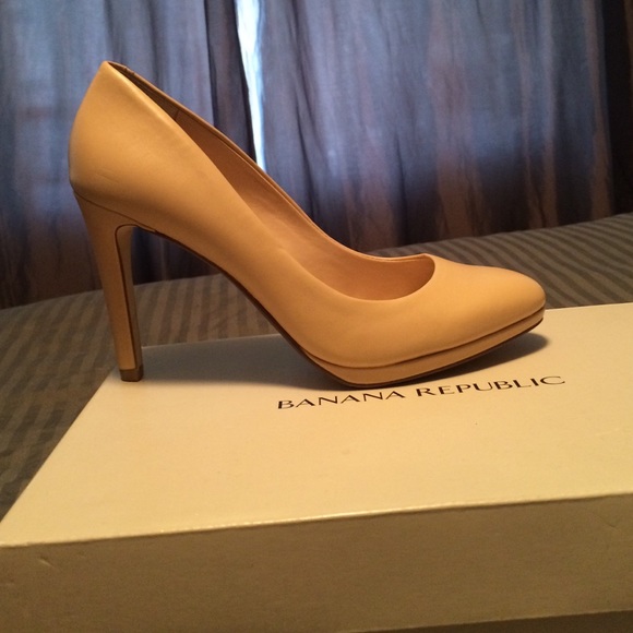 Banana republic Nude/beige platform pumps