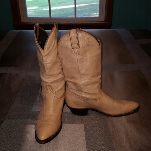 Laredo Womans cowboy boots. Leather. Beige.