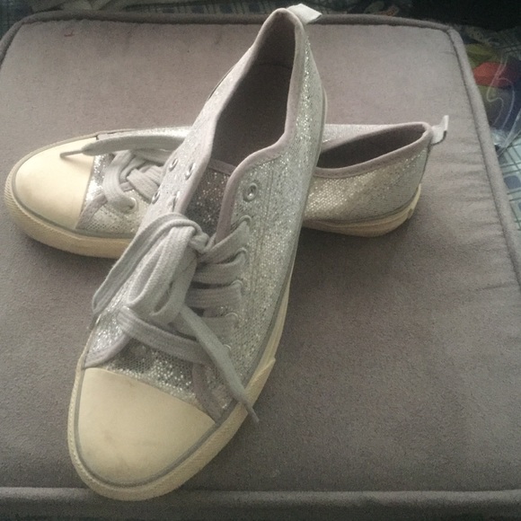 🎉🎉🎉Huge price cut--American Eagle sneakers