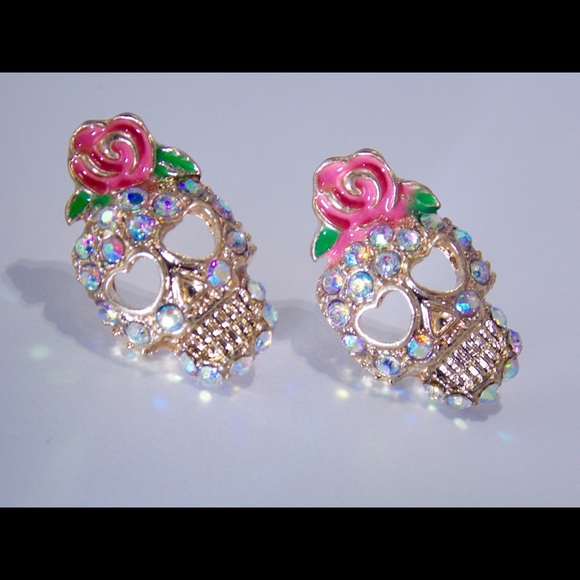 Gotika Skull Earrings - Picture 1 of 2