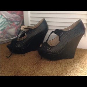 Black wedges