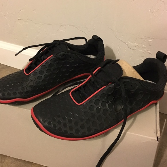 Sz 39 (NWOT) Vivobarefoot Evo L
