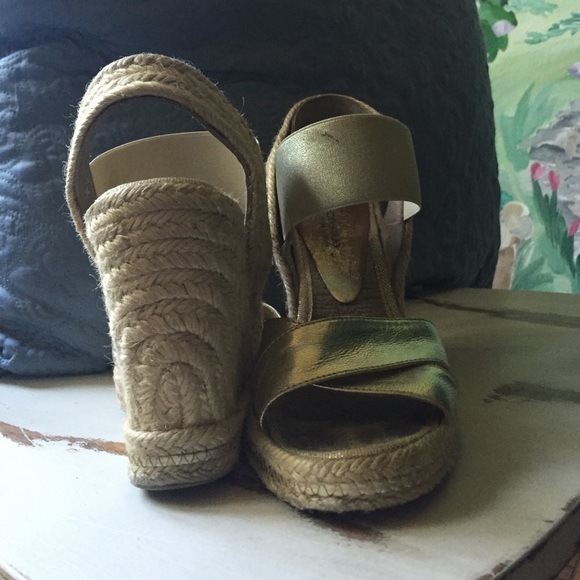 ANDRE ASSOUS Gold wedge sandal - Picture 2 of 6