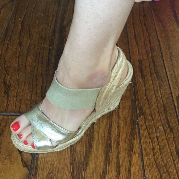 ANDRE ASSOUS Gold wedge sandal - Picture 4 of 6