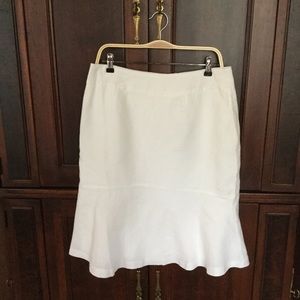 White flared skirt made of washed linen.