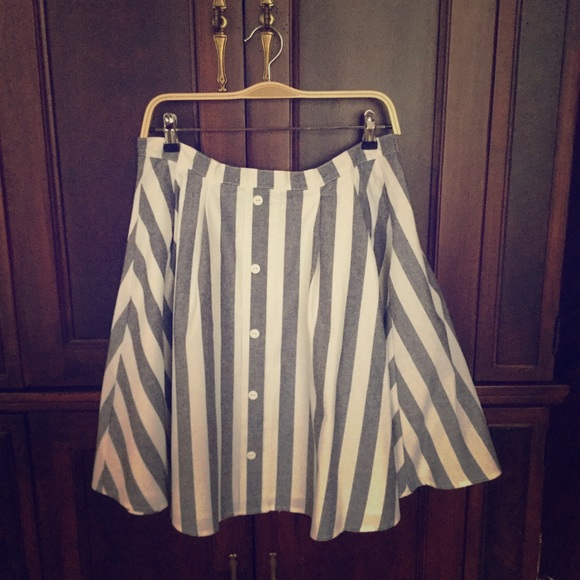 Gray striped skirt. - Picture 1 of 2