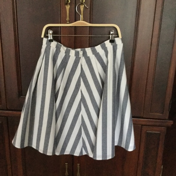 Gray striped skirt. - Picture 2 of 2