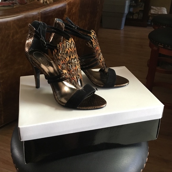 ALFANI black heels with feathers. Size 7.