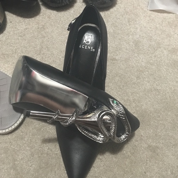Black pumps with snake around the heels