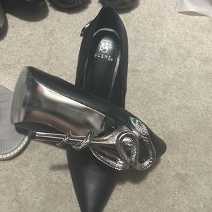 Black pumps with snake around the heels