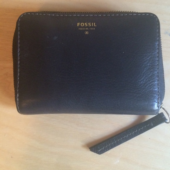 Black Fossil Zip up Wallet- Green Interior