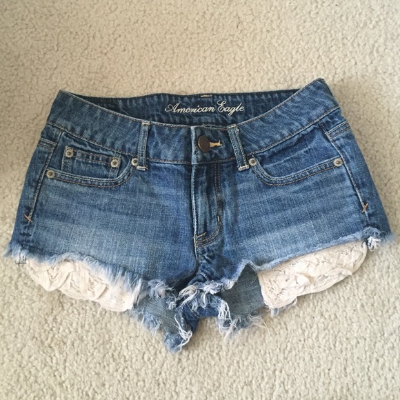 Jean shorts with lace pockets