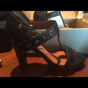 Frye Gabby Buckle T Plarform