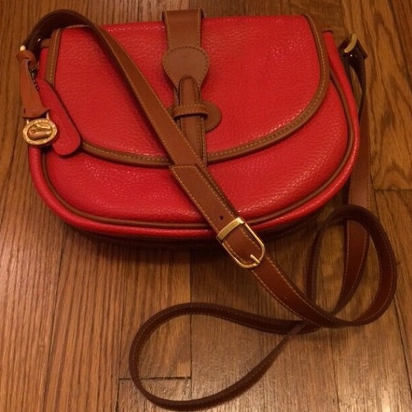 Vintage Dooney & Bourke cross body purse!